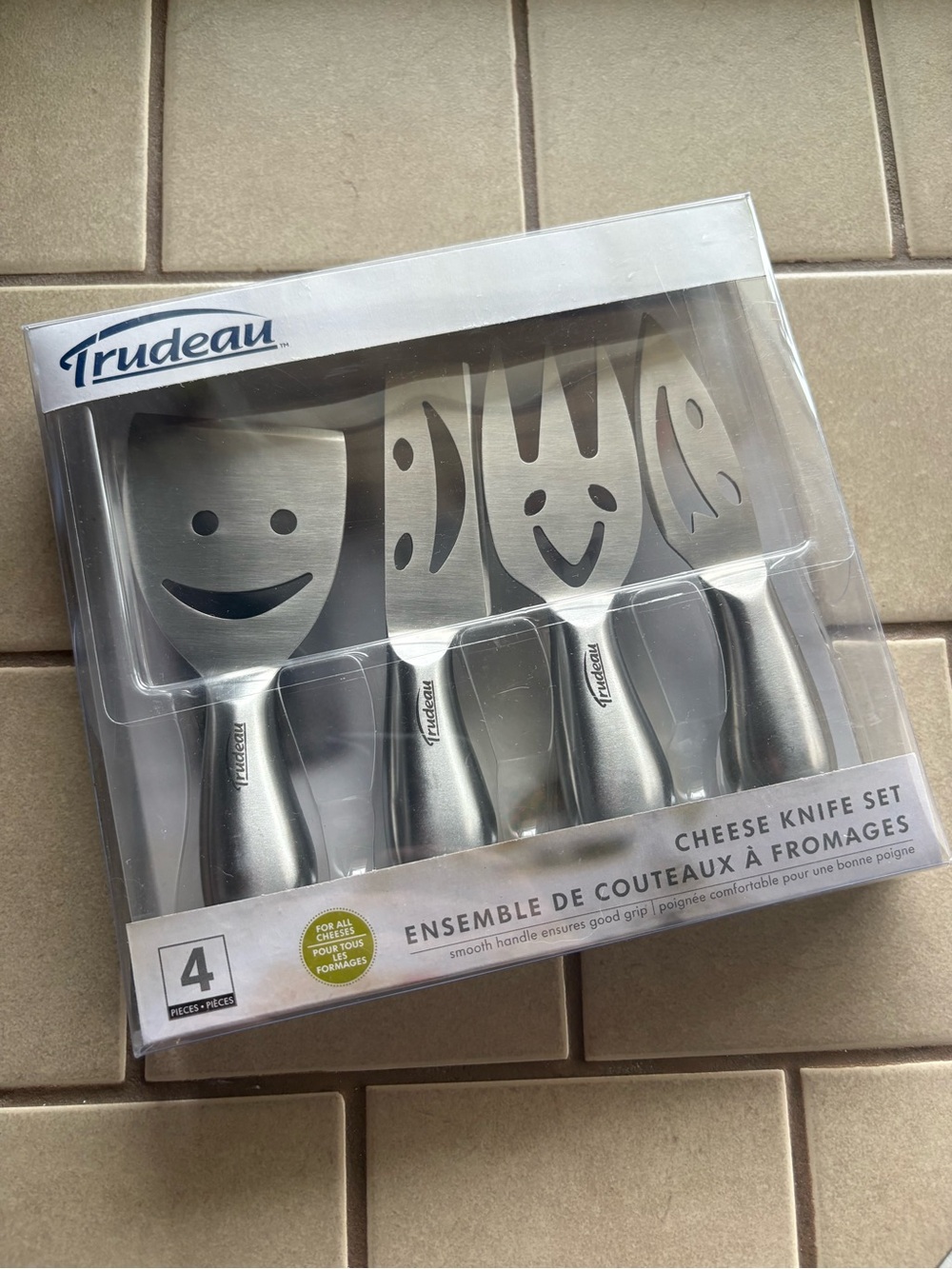 Trudeau Smiling Faces Cheese Knife Set (Set of 4) New, in box !